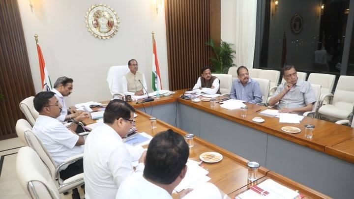 जल-प्रदाय योजनाओं के बेहतर संधारण के लिए अधिकारी ग्रामीण क्षेत्रों का भ्रमण कर कार्यों पर नजर रखें : मुख्यमंत्री श्री चौहान